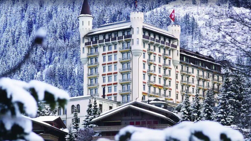 Gstaad Palace: Ιστορίες από το εμβληματικό ξενοδοχείο που σφύζει από Ελληνες τα Χριστούγεννα