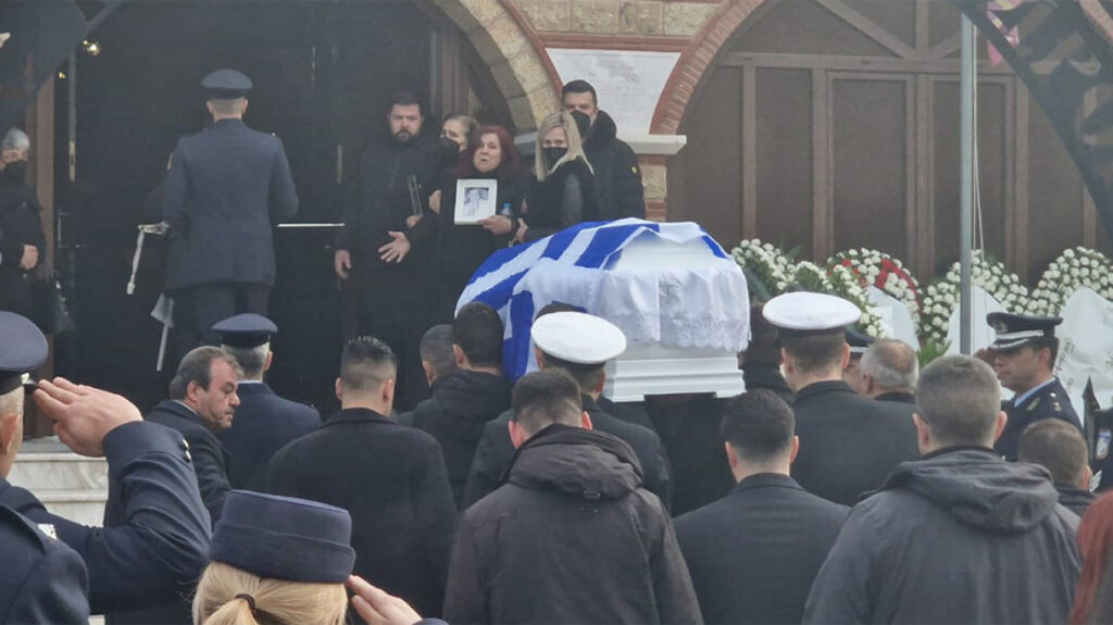 Θεσσαλονίκη: Σπαραγμός στο τελευταίο αντίο στον 32χρονο αστυνομικό που σκότωσε ο Νορβηγός- “Γιατί παλικάρι μου, γιατί;”