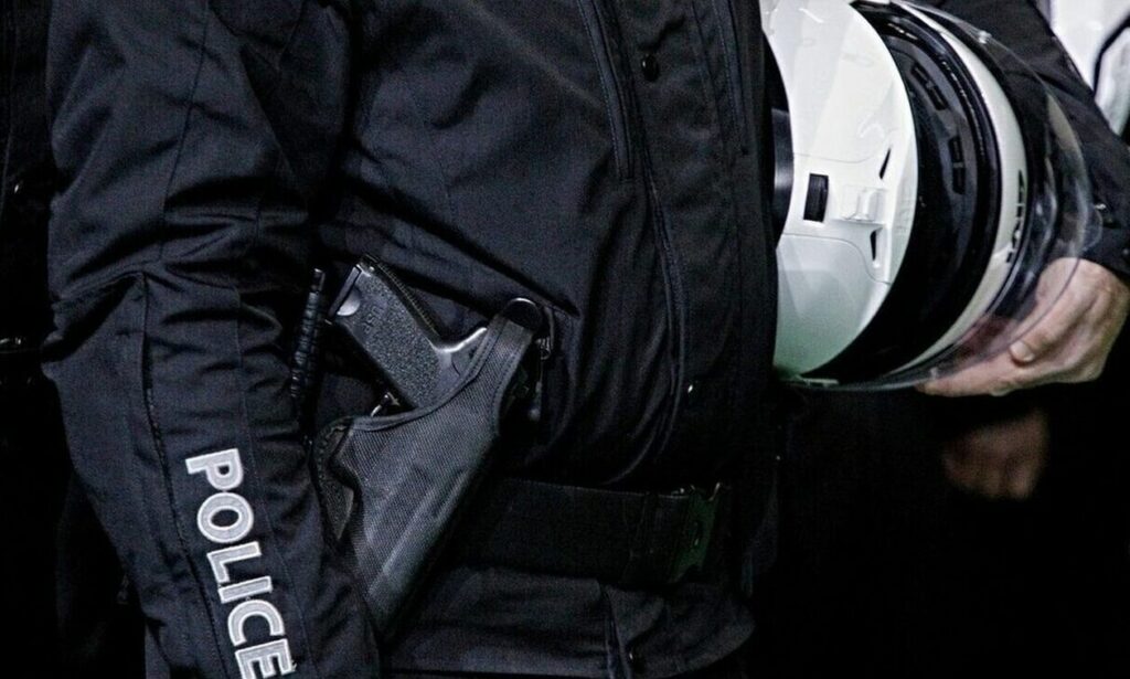 Θεσσαλονίκη: Φοιτητής έκλεψε κράνος αστυνομικού για να το «ανεβάσει» στα μέσα κοινωνικής δικτύωσης
