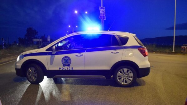 Ποια είναι η γυναίκα που έσερναν κουκουλοφόροι στα διόδια Αιγίου