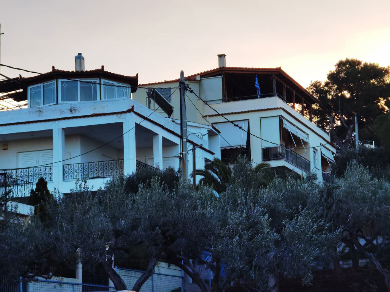 16χρονος πατροκτόνος στα Καλύβια: «Μας κακοποιούσε χρόνια, δεν άντεξα και τον σκότωσα»