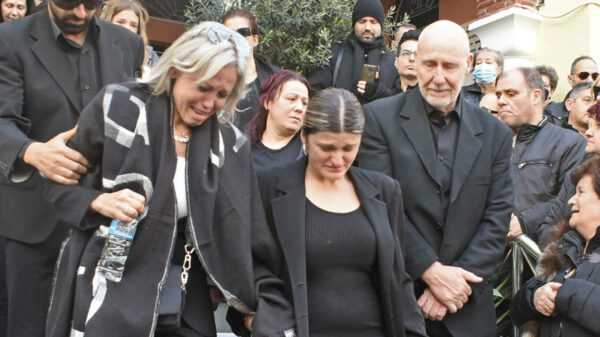 Νίκος Φλωρινιώτης: Θρήνος στο τελευταίο «αντίο»- Σπάραξε η Αννούλα- Υποβασταζόμενη η μητέρα τους Μάχη