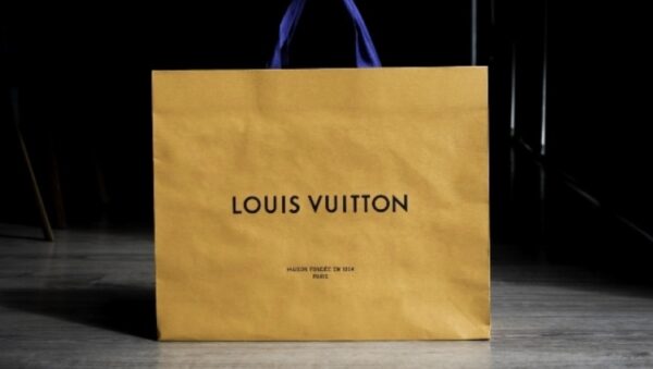 «Προσλάβετέ με κι εμένα»: Υπάλληλος της Louis Vuitton δείχνει το δώρο που χάρισε η εταιρεία στους εργαζομένους της για τα Χριστούγεννα
