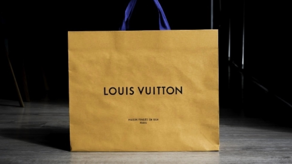 «Προσλάβετέ με κι εμένα»: Υπάλληλος της Louis Vuitton δείχνει το δώρο που χάρισε η εταιρεία στους εργαζομένους της για τα Χριστούγεννα