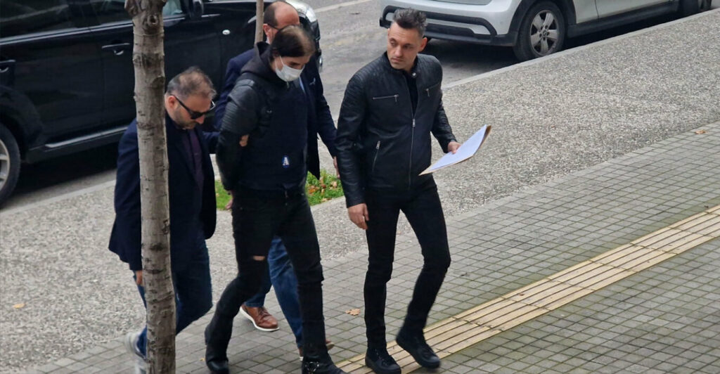 Θεσσαλονίκη: Με αλεξίσφαιρο στα δικαστήρια ο Νορβηγός που κατηγορείται ότι σκότωσε τον 32χρονο αστυνομικό σε μπαρ