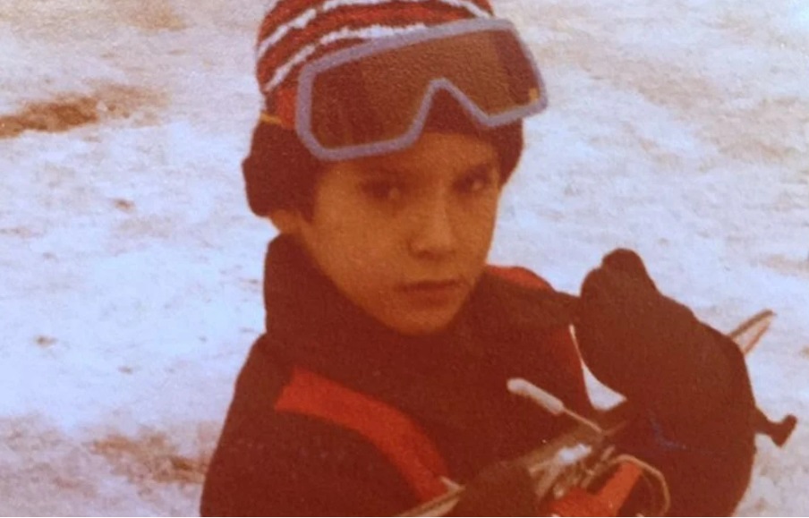 Το αγοράκι της φωτογραφίας είναι πασίγνωστος Έλληνας ηθοποιός – Μπορείτε να τον αναγνωρίσετε;