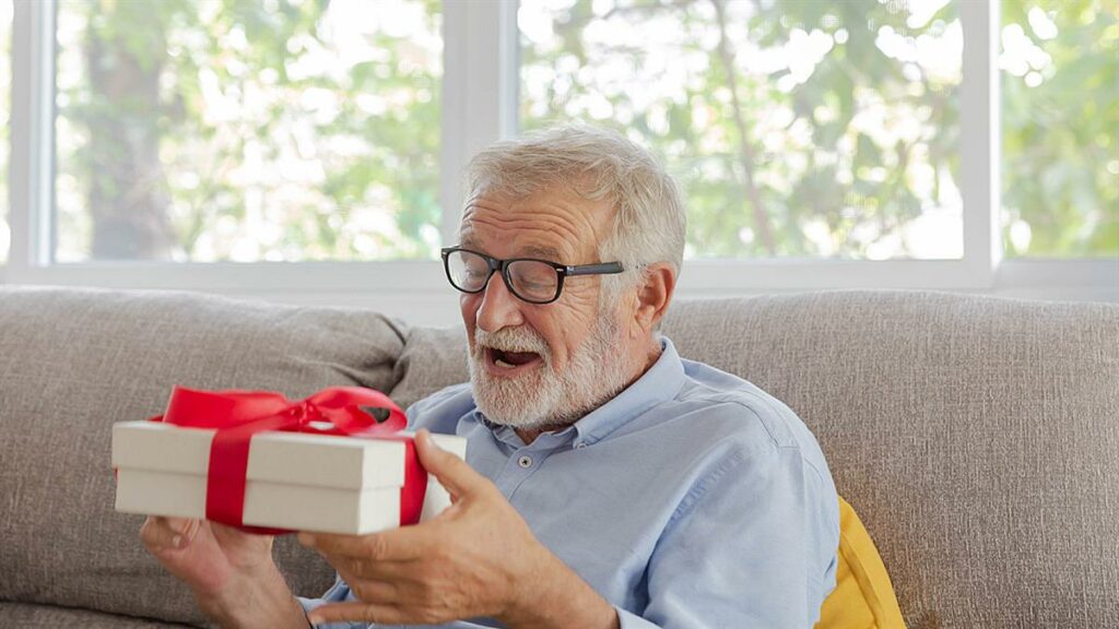 Δάκρυσαν όλοι: Παππούς κάνει ακριβώς το ίδιο χριστουγεννιάτικο δώρο και στα 11 εγγόνια του & συγκινεί το διαδίκτυο