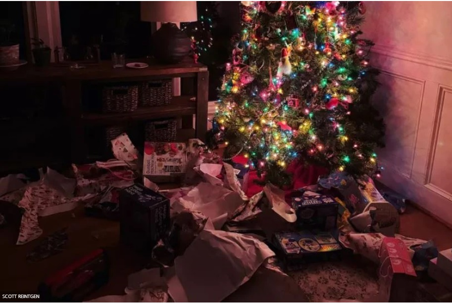Τρίχρονο αγοράκι ξυπνάει μέσα στη νύχτα και ανοίγει όλα τα δώρα της οικογένειάς του