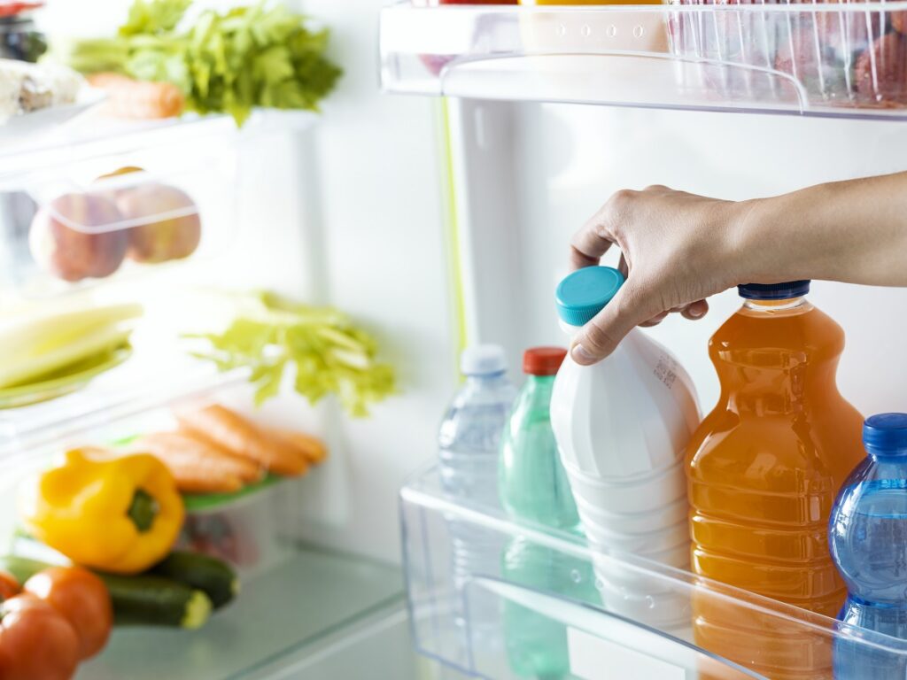 Το μεγάλο λάθος που κάνουμε όλοι: Τα 5 πράγματα που δεν πρέπει ποτέ να βάζεις στην πόρτα του ψυγείου και ο μεγάλος κίνδυνος