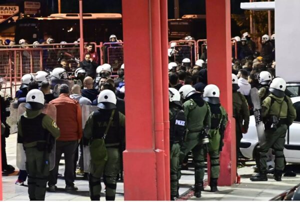 Επεισόδια στου Ρέντη: «Χτυπήθηκε κι από μολότοφ ο αστυνομικός. Το μόνο που μου ζήτησε είναι να βγάλουμε τη φωτοβολίδα από μέσα του» – Νέα συγκλονιστική μαρτυρία