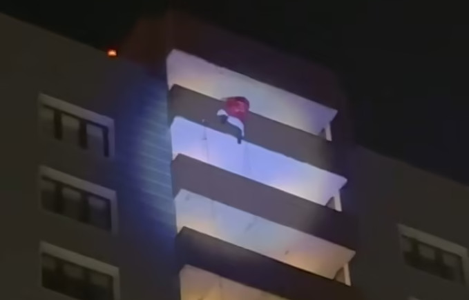 Βίντεο Σοκ: “Άγιος Βασίλης” πέφτει από 24όροφο κτίριο και σκοτώνεται μπροστά στα μάτια του παιδιού του