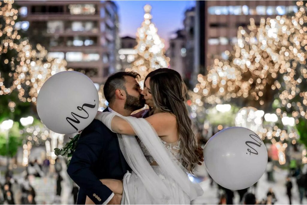 Viral η γαμήλια φωτογράφιση νιόπαντρου ζευγαριού στο Σύνταγμα με φόντο τη Βουλή-Tα λευκά μπαλόνια και τα ακροβατικά του γαμπρού