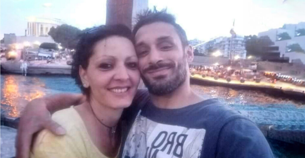 Θεσσαλονίκη: Ενέδρα έστησαν στη Γεωργία ο σύντροφός της και ο φίλος του – Την έδεσαν με χειροπέδες πριν τη μαχαιρώσουν