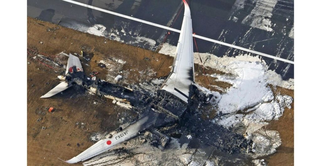 Ιαπωνία: Συγκλονιστικές εικόνες από τα «κουφάρια» των αεροσκαφών που συγκρούστηκαν – Δείτε φωτογραφίες και βίντεο