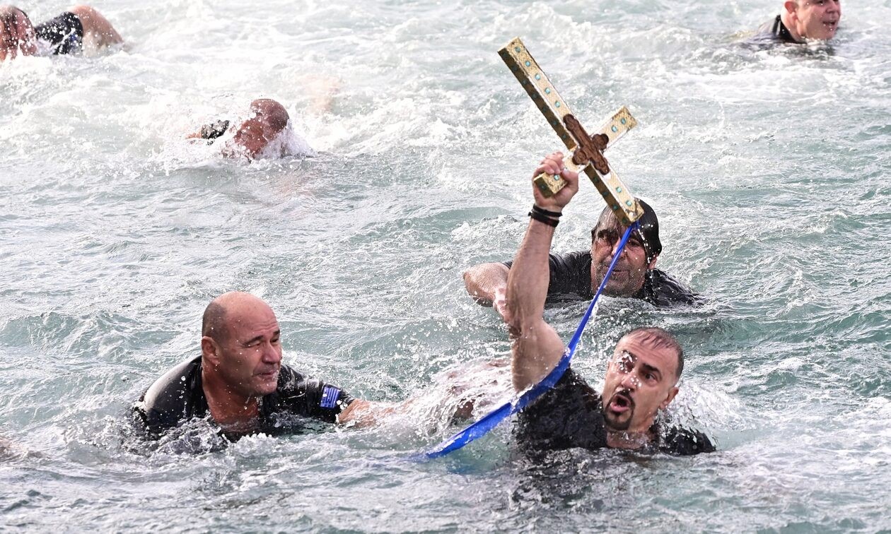 Στο «Φως» των Θεοφανείων η Ελλάδα: Εικόνες από τα λαμπρά έθιμα σε όλη τη χώρα