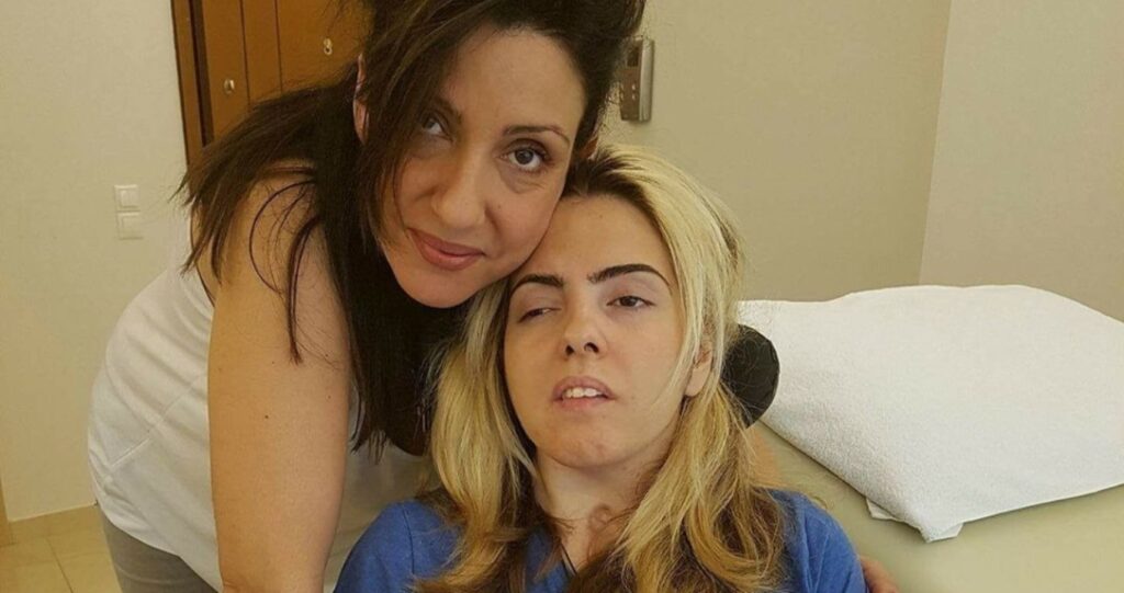 Ασπασία Μπόγρη: Το συγκινητικό μήνυμα της μητέρας για τα γενέθλια της 28χρονης που πυροβολήθηκε από τον πατέρα της-Yποκλίνομαι μπροστά σου…