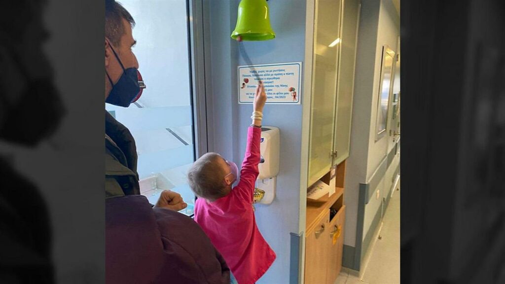 Μπράβο, κοριτσάκι: H μικρή Τριανταφυλλιά χτύπησε το καμπανάκι της νίκης μετά από σκληρή μάχη με τον καρκίνο