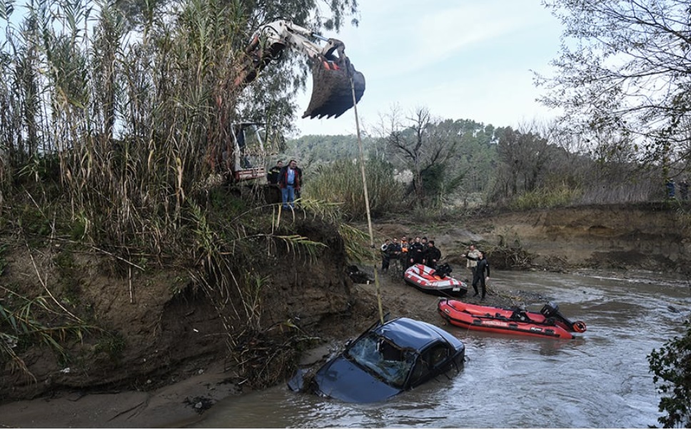 Πέμπτη ημέρα ερευνών για τον οδηγό αυτοκινήτου που παρασύρθηκε από ορμητικά νερά χειμάρρου στο Πλουτοχώρι Ηλείας