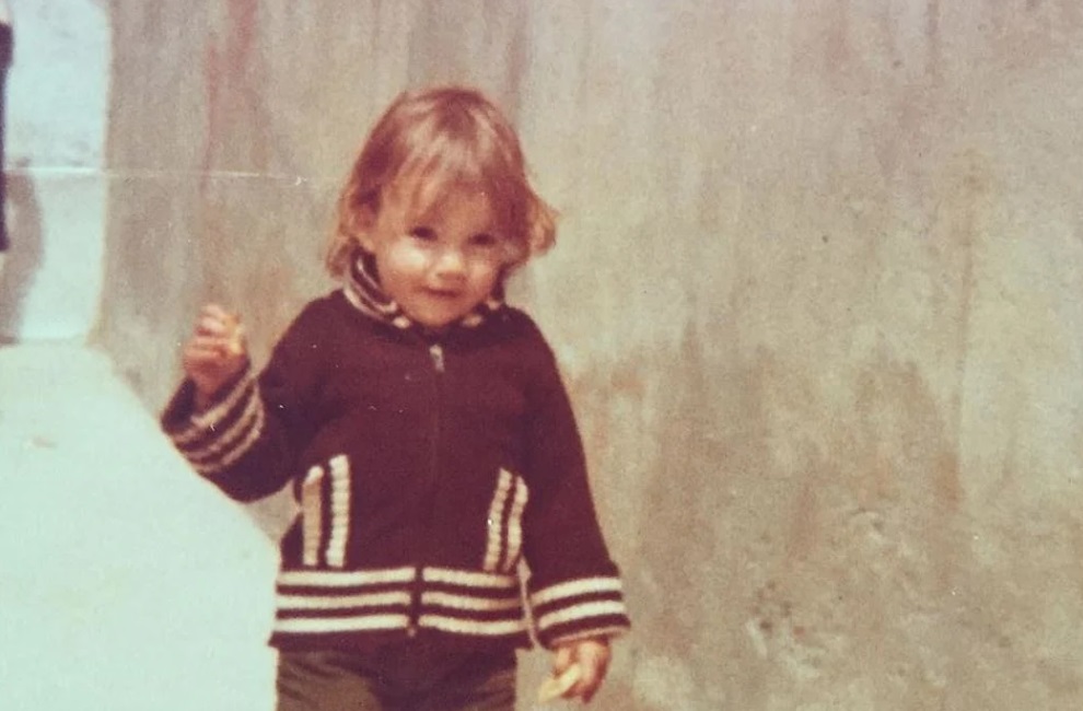 Αναγνωρίζετε το κοριτσάκι της φωτογραφίας με τα ξανθά μαλλιά; Είναι γνωστή παρουσιάστρια