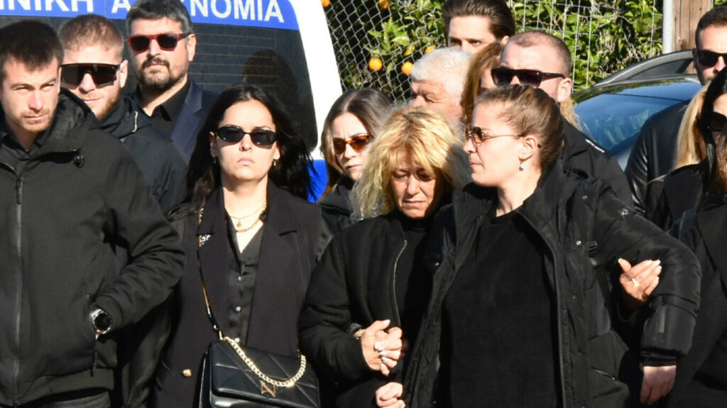 Σπάραξε η μητέρα του 31χρονου Μπάμπη στην κηδεία του: “Καρδιά μου, που είσαι;”