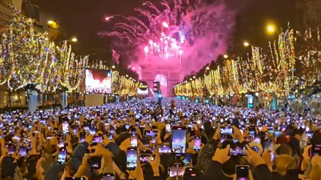 Πρωτοχρονιά: Viral το βίντεο από την αλλαγή του χρόνου στο Παρίσι με τα αμέτρητα κινητά στο χέρι– Όλοι καταγράφουν τη «στιγμή» αλλά κανείς δεν τη ζει!