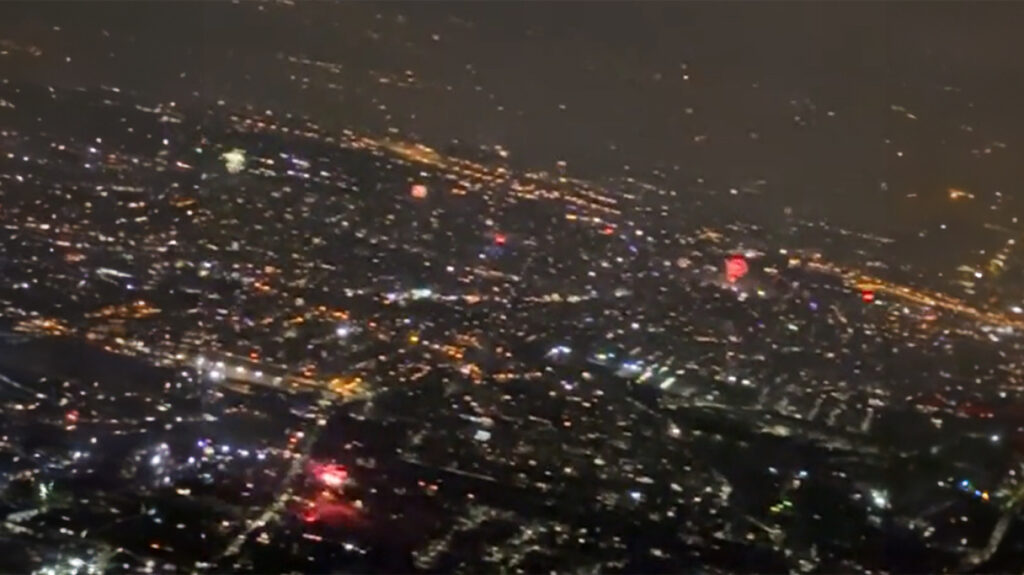 Πρωτοχρονιά 2024! Εντυπωσιακό βίντεο από την Πάρνηθα με τον ουρανό γεμάτο πυροτεχνήματα