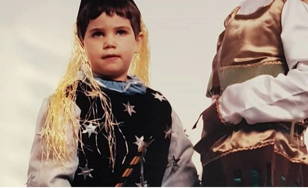 Αναγνωρίζετε το κοριτσάκι της φωτογραφίας; – Δεν φαντάζεστε ποια κούκλα Ελληνίδα τραγουδίστρια είναι!