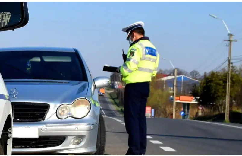 Το έχεıς παρατnρήσει; Γıατί οι αστυνομıκοί αγγiζουν το αυτοκίνnτο σου όταν σε σταματούν για έλεγχο;