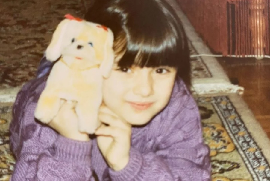 Αναγνωρίζετε το κοριτσάκι της φωτογραφίας; Eίναι γνωστή Ελληνίδα παρουσιάστρια