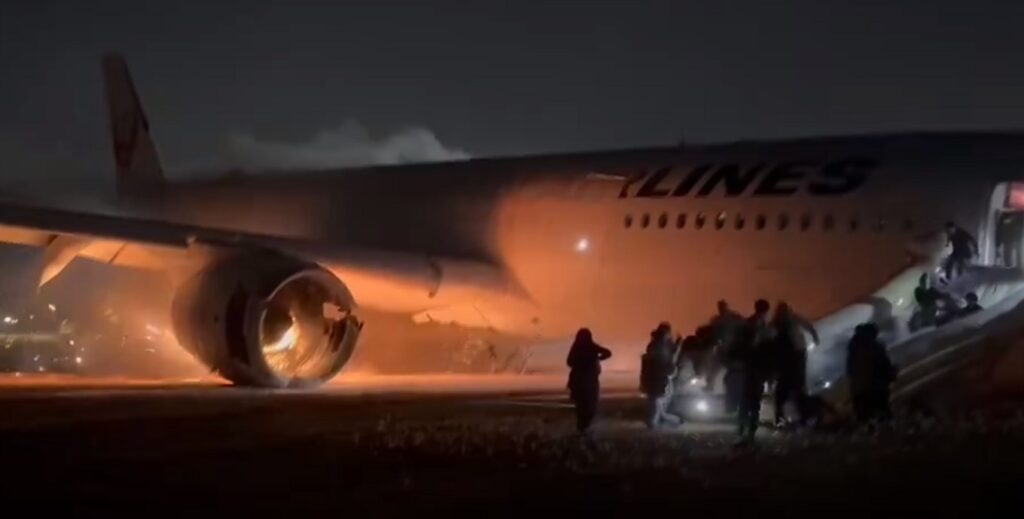 Ιαπωνία: Το θαύμα της διάσωσης 379 ανθρώπων που βγήκαν ζωντανοί από το φλεγόμενο αεροπλάνο- Βίντεο