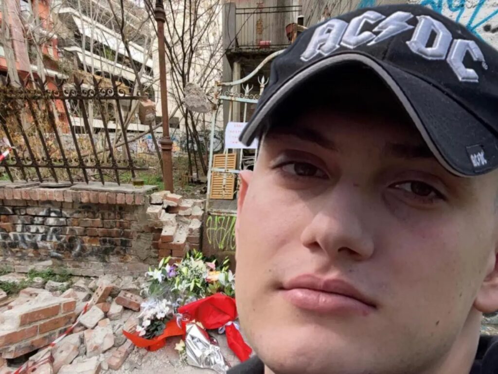 «Περιμένω τη στιγμή…»: «Ραγίζει» καρδιές ο πατέρας του 22χρονου φοιτητή που καταπλακώθηκε από τοίχο σπιτιού στη Λάρισα
