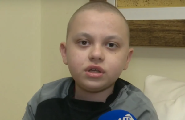 «Φυσικά και σπάω αλλά πρέπει να είμαστε όλοι δυνατοί»: Ραγίζει καρδιές ο μικρός Άγγελος που δίνει «μάχη» με τον καρκίvo