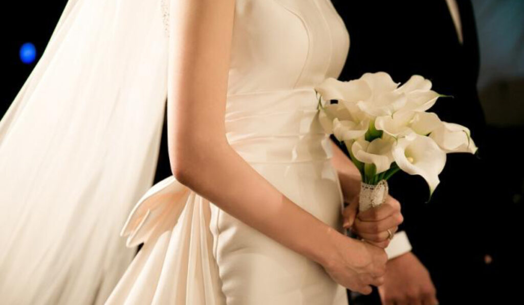 Η εκδίκηση της νύφης: Έδειξε στους καλεσμένες ότι ο γαμπρός την απατά την ώρα του γάμου – «Ιδού η ερωμένη του»