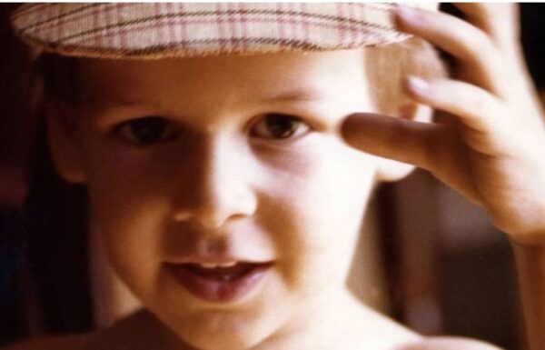 To πανέμορφο αγοράκι της φωτογραφίας είναι σήμερα  πασίγνωστος  Έλληνας τραγουδιστής