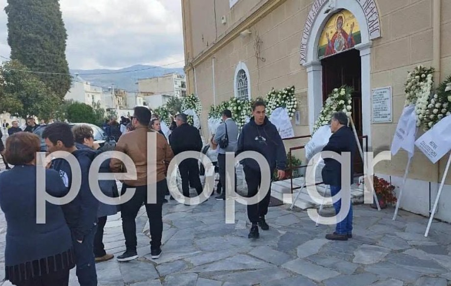 Θρήνος στην κηδεία του 20χρονου  Γιάννη που σκοτώθηκε με τον 21χρονο φίλο του σε τροχαίο στην Πάτρα-Nτυμένοι στα λευκά συγγενείς και φίλοι