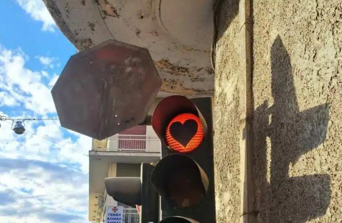 Αντικατέστησαν το κόκκινο φανάρι με… καρδούλα λόγω του Αγίου Βαλεντίνου – Δείτε σε ποια ελληνική  πόλη