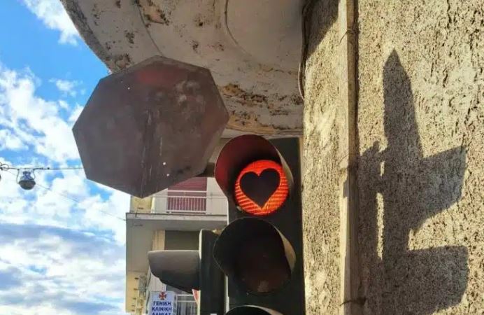 Αντικατέστησαν το κόκκινο φανάρι με… καρδούλα λόγω του Αγίου Βαλεντίνου – Δείτε σε ποια ελληνική πόλη