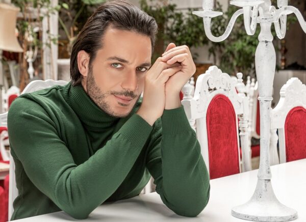 «Ούτε βήμα»: Ο Παύλος Μελής επιστρέφει με ένα δυναμικό ζεϊμπέκικο