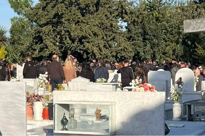 Σπαραγμός στην κηδεία του δίχρονου  Νικόλα: “Αυλαία” στη διπλή τραγωδία