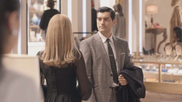 “Ο Παράδεισος των κυριών” – Ο Ντίνος προβληματίζεται με την φωτογραφία της Αμαλίας απ’ τον γάμο της