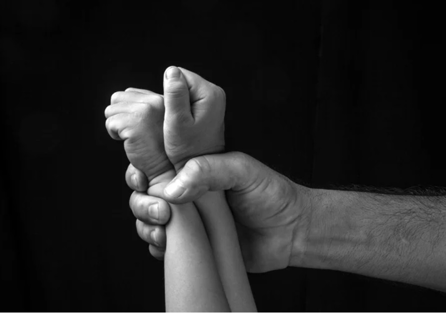 Εφιάλτης στη Ρόδο: «Σεσημασμένος» 51χρονος κατηγορείται ότι ασελγούσε στον 9χρονο ανιψιό του
