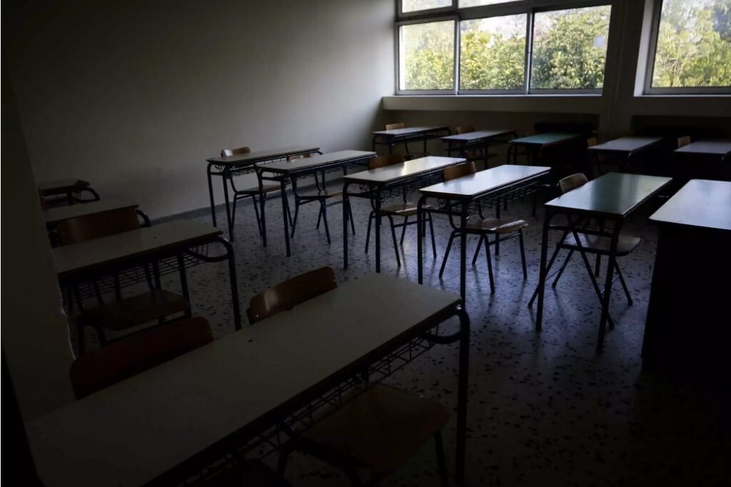Περιστέρι: «Μπήκαν στο σχολείο 14 άτομα, τον χτυπούσαν και τραβούσαν βίντεο» – Μαρτυρίες για τον ξυλοδαρμό 17χρονου μαθητή