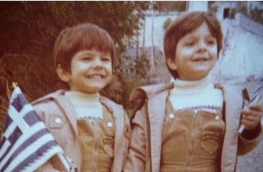 Αναγνωρίζετε το αγοράκι στα αριστερά; Είναι γνωστός Έλληνας τραγουδιστής