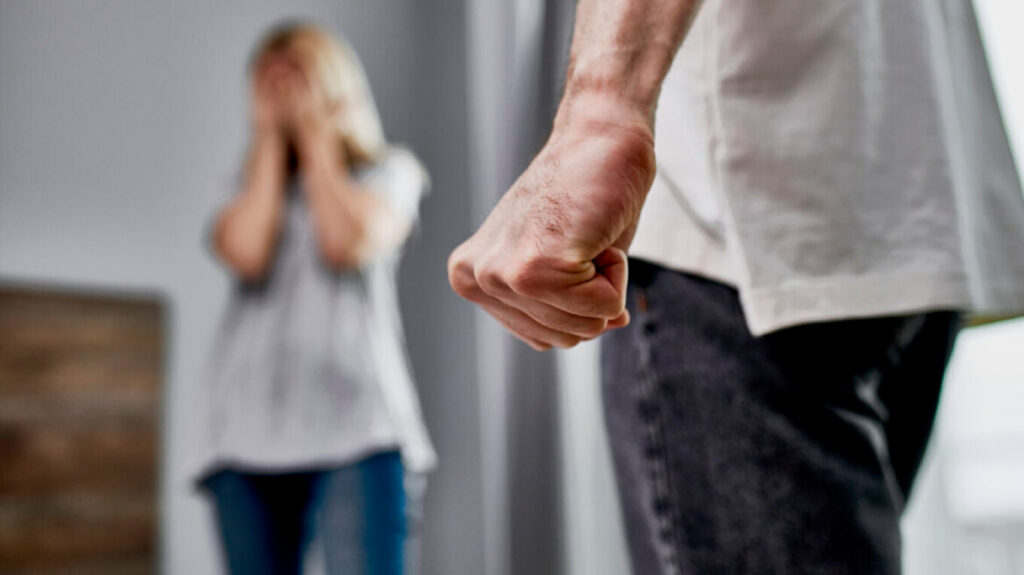 Νέο περιστατικό ενδοοικογενειακής βίας στο Ηράκλειο: Χτύπησε το κεφάλι της γυναίκας του στη ντουλάπα και την κλωτσούσε στο λαιμό