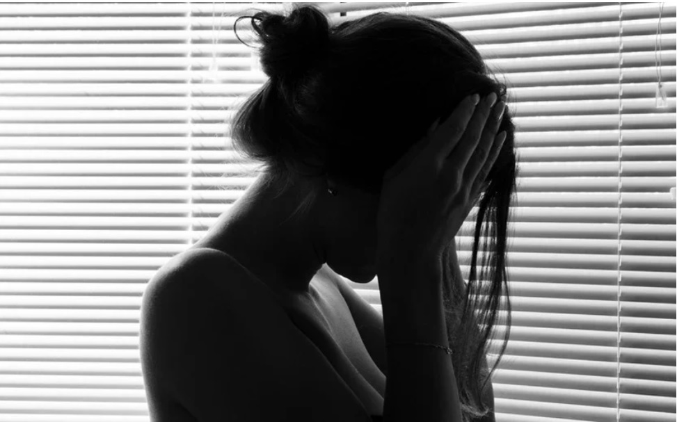 ΕΛ.ΑΣ.: Οδηγίες για καταγγελίες περιστατικών ενδοοικογενειακής βίας – Όσα πρέπει να γνωρίζουν τα θύματα