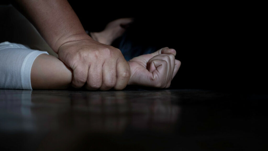 Λαύριο: 33χρονος ασελγούσε στην 13χρονη θετή του κόρη – Περίμενε να φεύγει η μητέρα της από το σπίτι