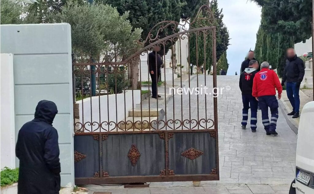 Η κηδεία της Μαρίας Καρνέση και του Αντώνη Βλασσάκη που δολοφονήθηκαν στο μακελειό στη Γλυφάδα