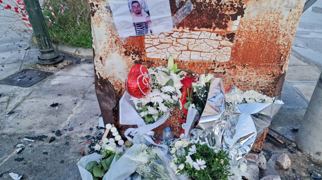Γέμισε ο τόπος λουλούδια, κλαίνε οι φίλοι του: Θρηνούν τον 19χρονο Αντώνη που σκοτώθηκε στο τροχαίο με τον Ξανθόπουλο