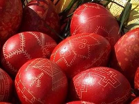 Μεγάλη Πέμπτη: Γιατί σήμερα είθισται να βάφουμε κόκκινα αυγά