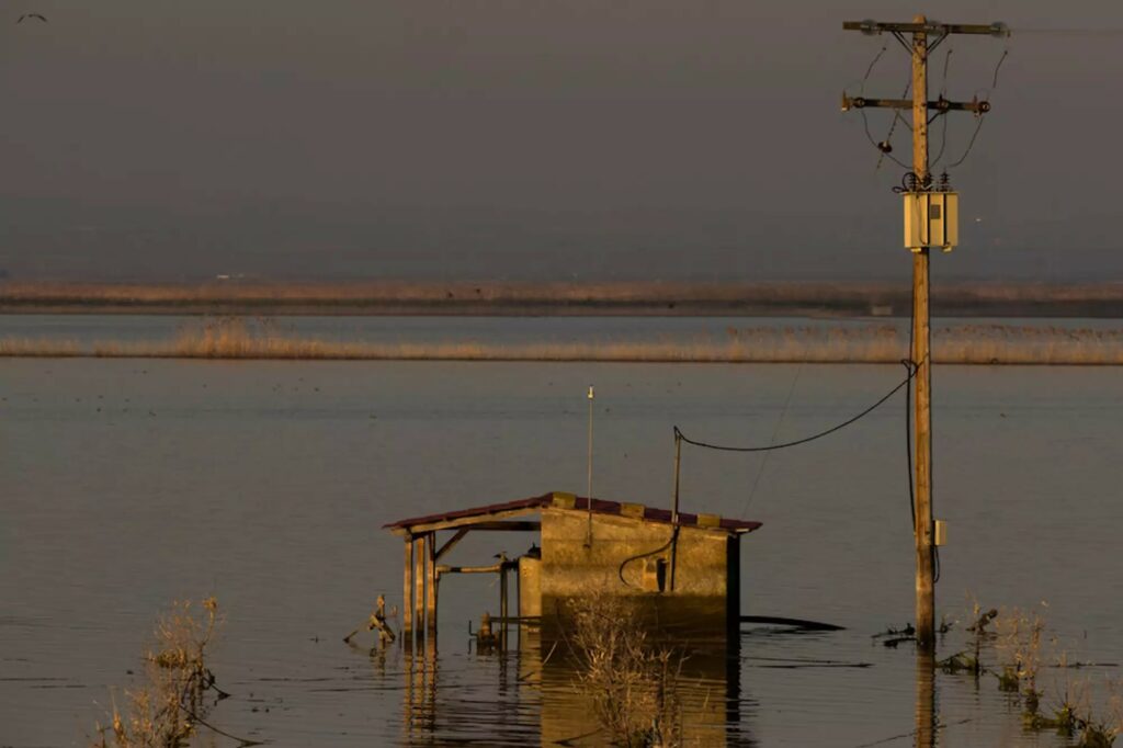 Λίμνη Κάρλα: Επτά μήνες μετά τις καταστροφικές πλημμύρες τα νερά δεν έχουν υποχωρήσει – Αποκαλυπτικές εικόνες και βίντεο